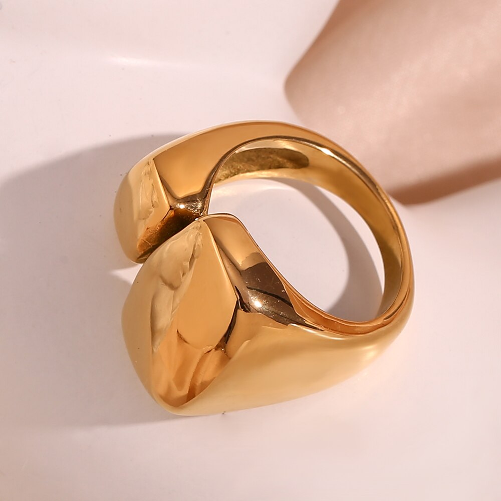 Smooth Cubic 18K Golden Plated Ring - Femerald