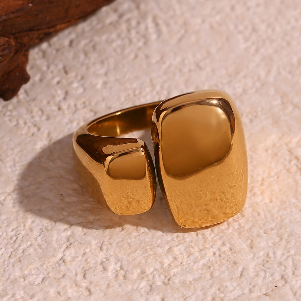 Smooth Cubic 18K Golden Plated Ring - Femerald